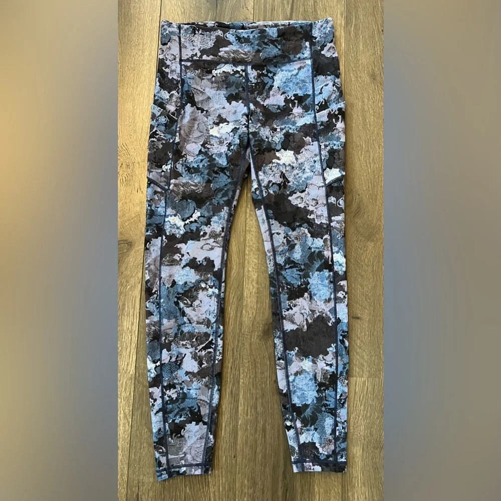 Lululemon Speed Up Tight in Screen Camo Multi blue/black Size 8